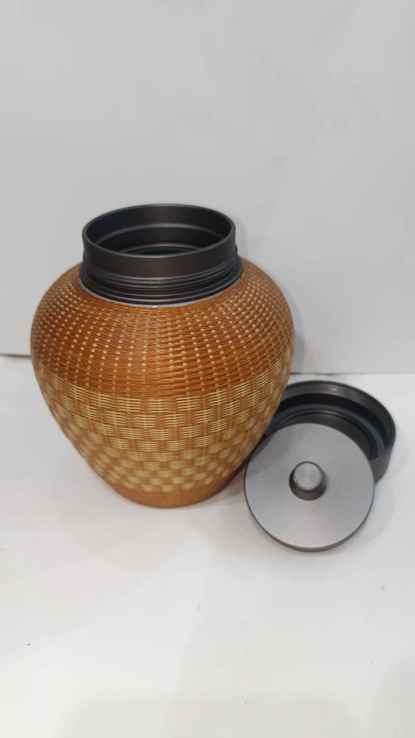 Compostable bamboo fiber cups for hot and cold drinks